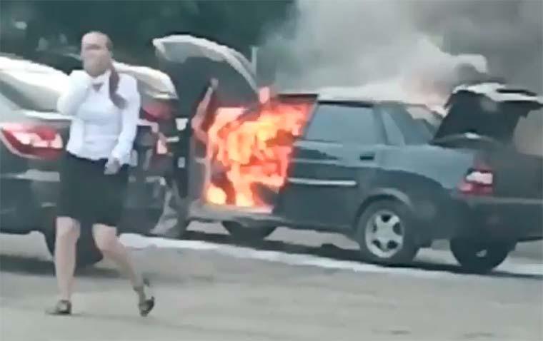 В посёлке ГЭС Набережных Челнов у студентки загорелся легковой автомобиль