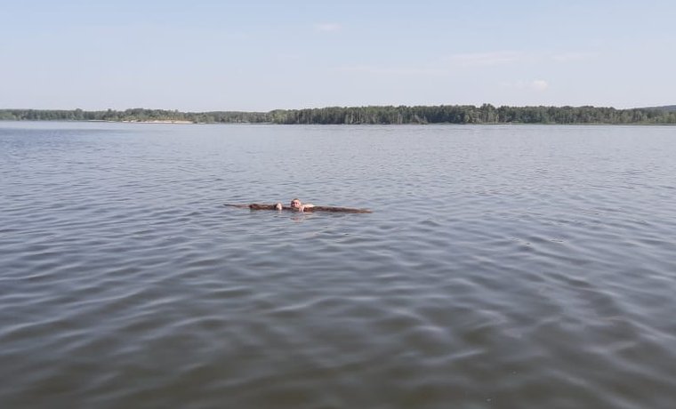 В Татарстане мужчина уплыл по Волге после ссоры с друзьями – его нашли посередине реки на бревне