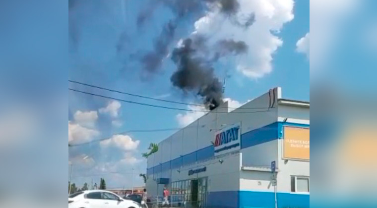 В Азнакаево сняли на видео дымящееся здание гипермаркета
