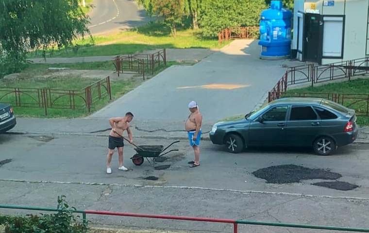 В Нижнекамске двое мужчин залатали асфальтом ямы во дворе