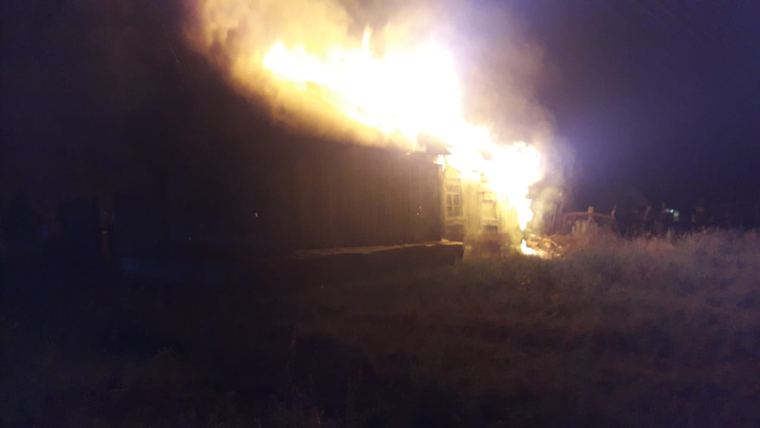 Ночью в селе Старошешминск Нижнекамского района загорелся дом