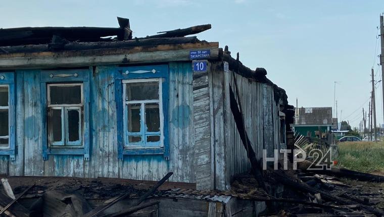 Причиной пожара в доме под Нижнекамском может быть поджог. Жильцы едва успели спастись