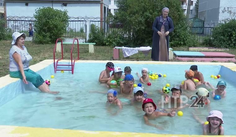 В детсадах Нижнекамска дети спасаются от жары в открытых бассейнах