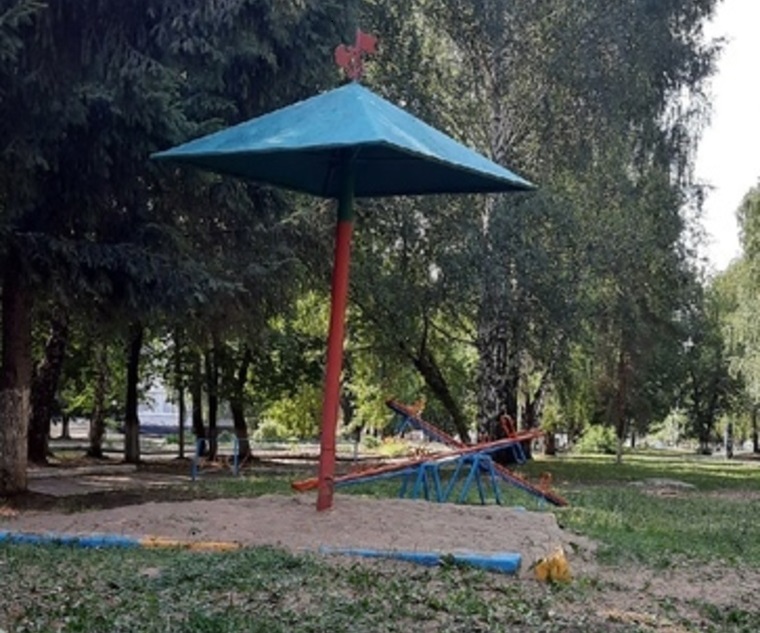Житель Нижнекамска рассказал о состоянии детской площадки во дворе дома №7 по ул.Корабельной