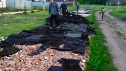 В посёлке многодетных под Нижнекамском жители сделали себе дороги из кирпичного боя и кровли - НТР 24