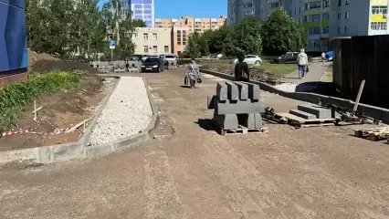 На пр.Мира в Нижнекамске перекрыли пешеходную дорожку у ресторана быстрого питания - НТР 24