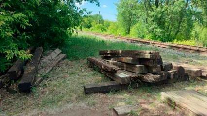 В Нижнекамске нашли свалку железнодорожных шпал - НТР 24