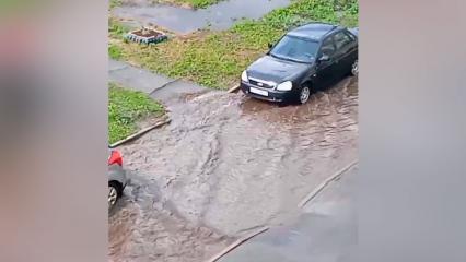 В Нижнекамске после мощного ливня с градом затопило дороги