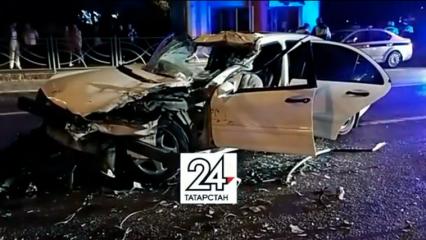В Татарстане «Мерседес» на скорости влетел под грузовик — водитель иномарки погиб на месте