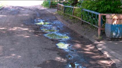 Жильцы нижнекамской пятиэтажки страдают от пыли и луж по колено на разбитой дороге - НТР 24