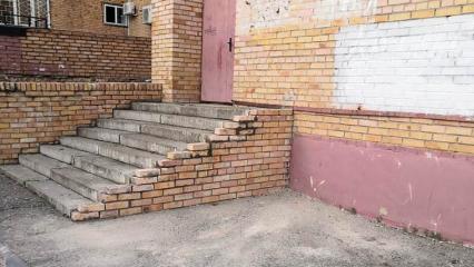 Рабочие восстановили кирпичную кладку у подъезда дома на пр.Химиков в Нижнекамске - НТР 24