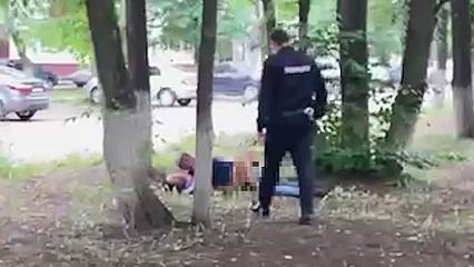 В Нижнекамске мужчина и женщина занялись любовью прямо в парке - НТР 24