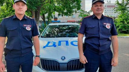 Нижнекамские госавтоинспекторы помогли двум подругам, оказавшимся на трассе с лопнувшим колесом - НТР 24