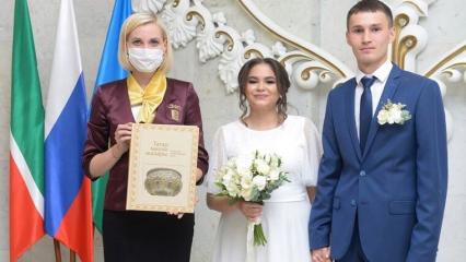 В Нижнекамске зарегистрирована 500-я пара новобрачных в 2021 году - НТР 24