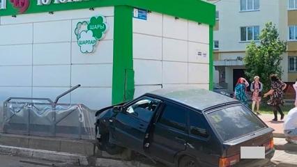 В Нижнекамске женщина на  «четырнадцатой» сбила человека и врезалась в цветочный ларёк - НТР 24