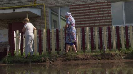 В нижнекамском поселке Красный Ключ приступили к ликвидации разлива канализации