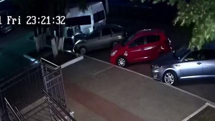 На видео попали воры, обокравшие автомобиль в одном из дворов Нижнекамска