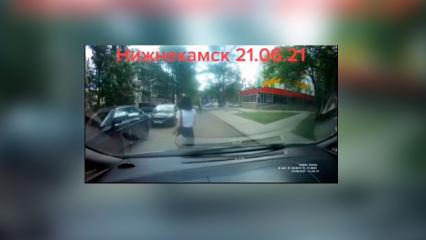 «Слышь, эй!»: в Нижнекамске водитель пристыдил девушку, переходившую дорогу в наушниках - НТР 24