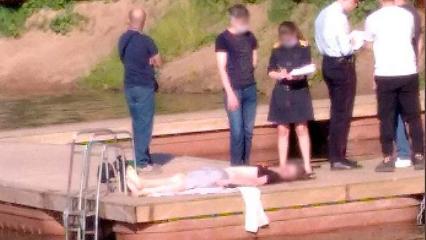 «Отдых продолжается»: люди накрыли тело утонувшего пакетом и продолжили загорать и купаться - НТР 24