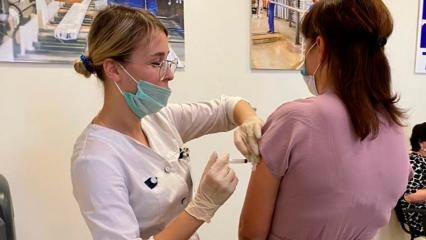 Жительница Челнов получила юбилейную 500 тысячную прививку от COVID-19 - НТР 24