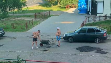 В Нижнекамске двое мужчин залатали асфальтом ямы во дворе
