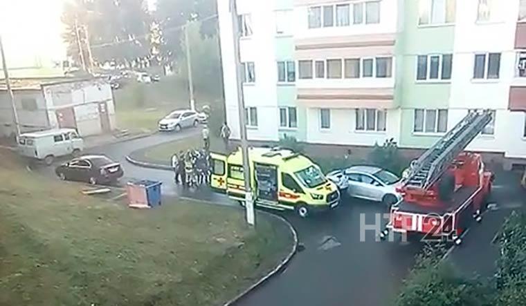 В Нижнекамске в 4 часа утра с четвертого этажа выпал парень