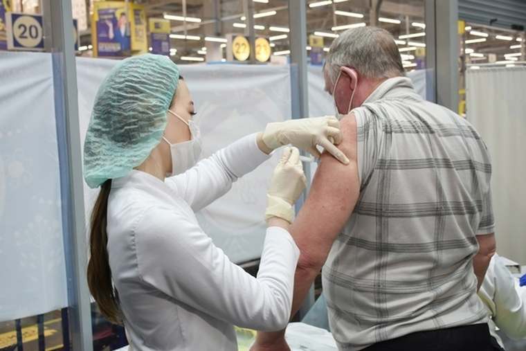 В торговых центрах Нижнекамска начался ажиотаж среди желающих привиться от коронавируса