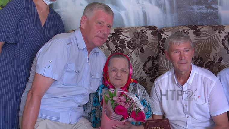 В Нижнекамске с 85-летием поздравили героя социалистического труда
