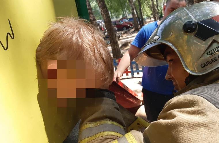 В Татарстане спасатели вызволили ребенка, который застрял головой в горке