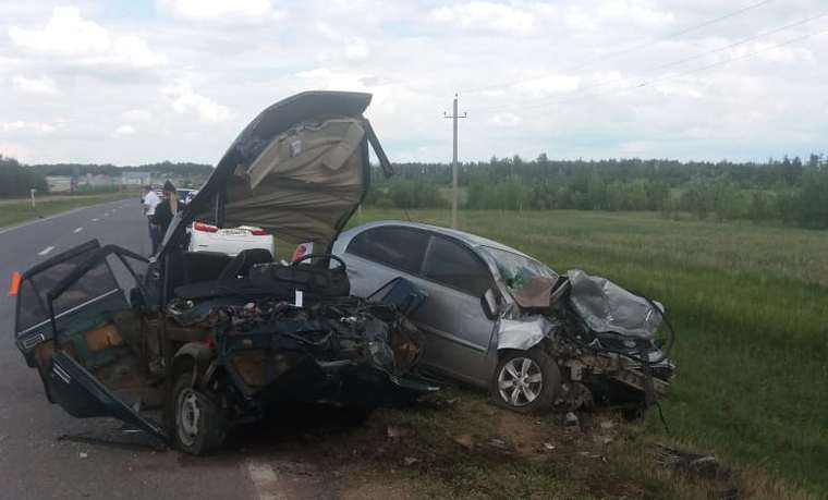 На трассе в Татарстане лоб в лоб столкнулись легковушки из Самарской и Оренбургской областей