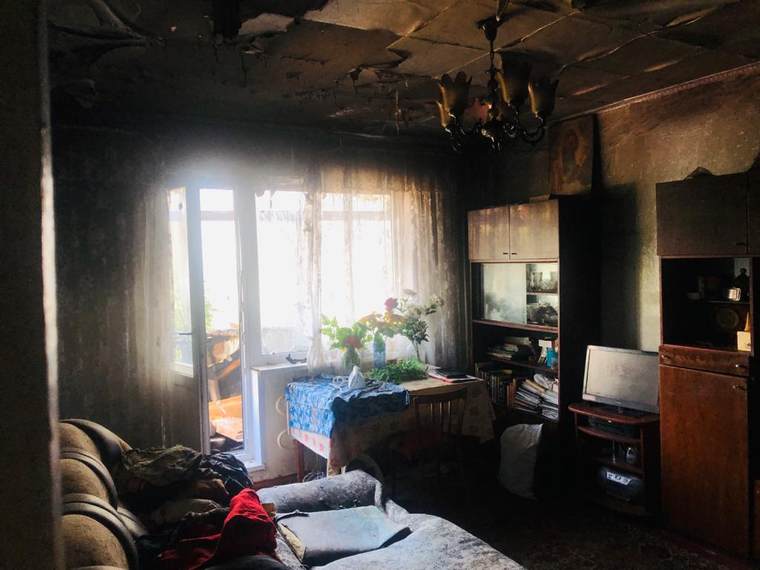 В Казани пожарные спасли из горящей квартиры пенсионерку и её сына