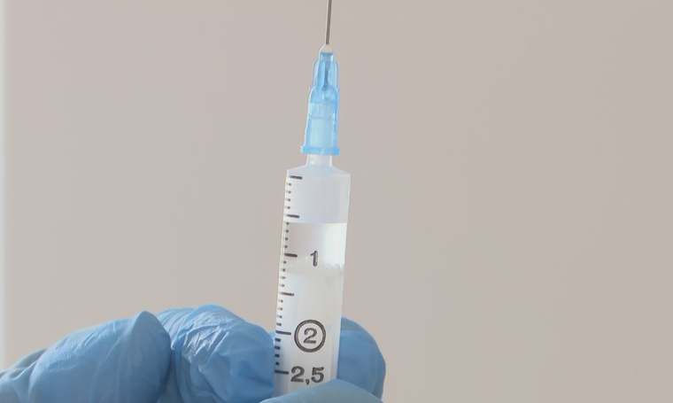 Ожидающие в очереди на вакцинацию устроили потасовку в прививочном пункте