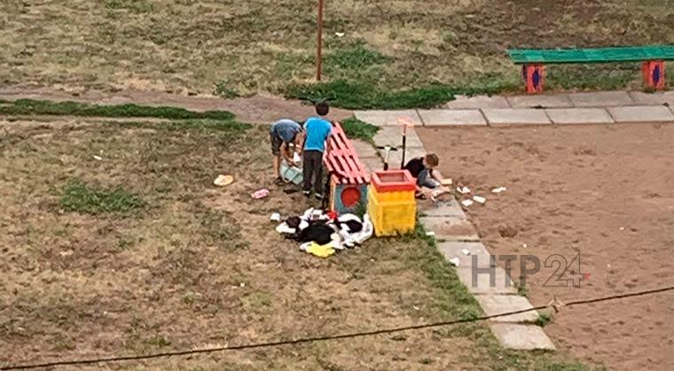 В Нижнекамске попали на видео дети, которые раскидали мусор на площадке