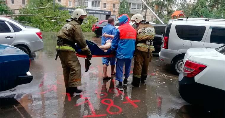Ураган повалил деревья в Татарстане, пострадали 3 жителя Казани