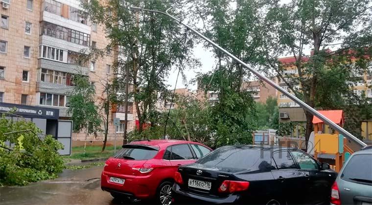 Поваленные ураганом деревья в Казани