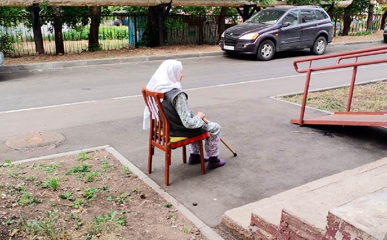 Под Нижнекамском жители дома гуляют со стульями из-за отсутствия скамеек