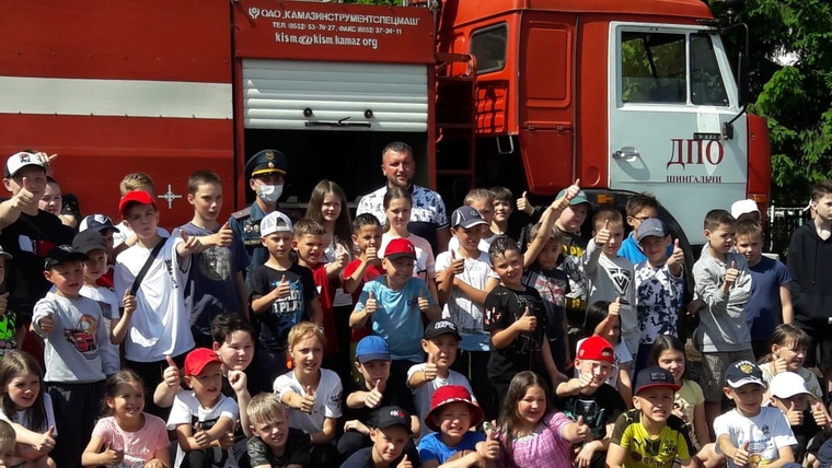 Под Нижнекамском сотрудники добровольной пожарной охраны сделали сюрприз для детей