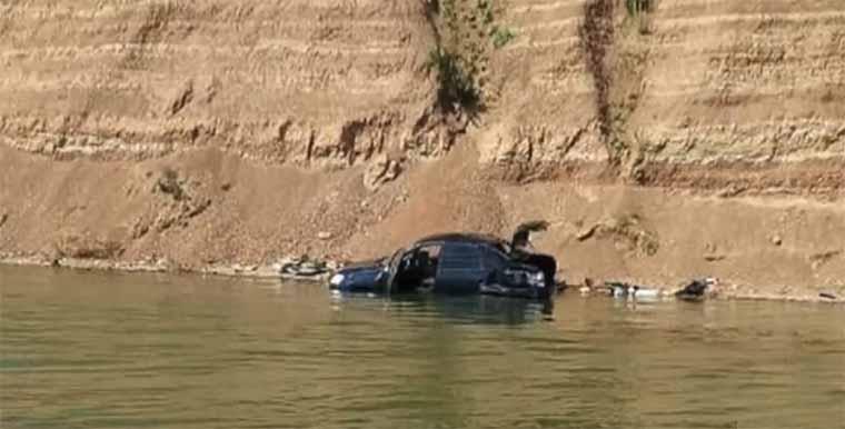 В Татарстане легковой автомобиль упал с обрыва в реку