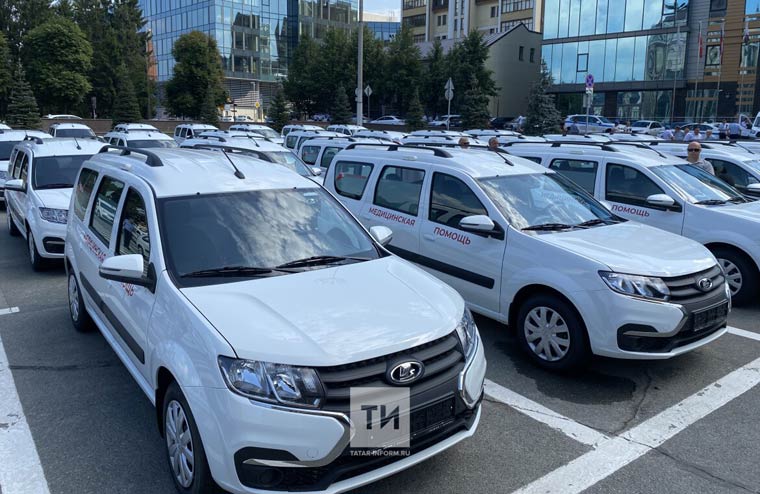 Президент Татарстана вручил фельдшерам райбольниц ключи от 90 новых автомобилей