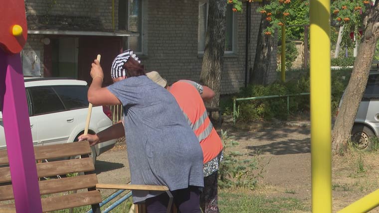 Из-за низкой зарплаты в нижнекамском поселке нет дворников, люди в подъездах убираются сами