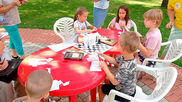 Участники праздника сами изготавливали шахматные фигуры, используя технику оригами