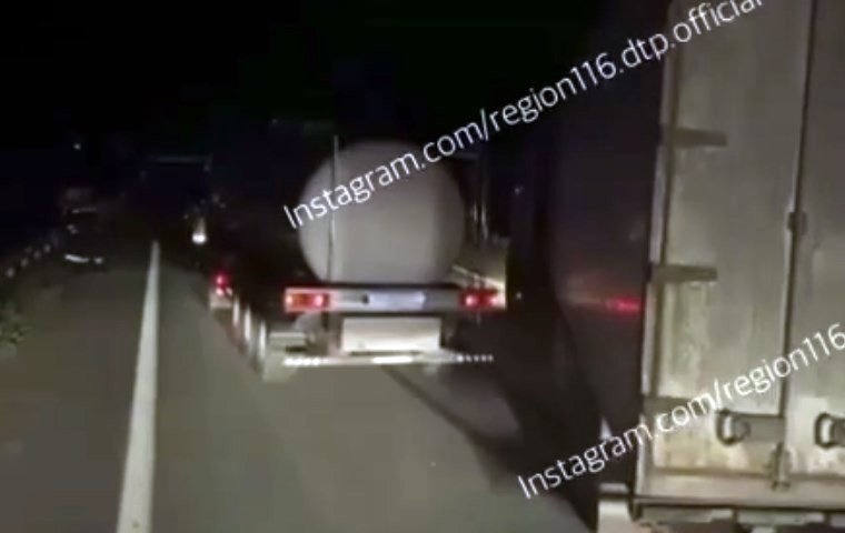 На ночной трассе в Татарстане молоковоз насмерть сбил водителя легковушки, который вышел на дорогу