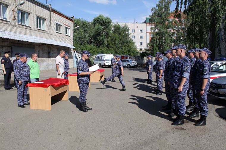 В Казани приняли присягу молодые сотрудники вневедомственной охраны Росгвардии