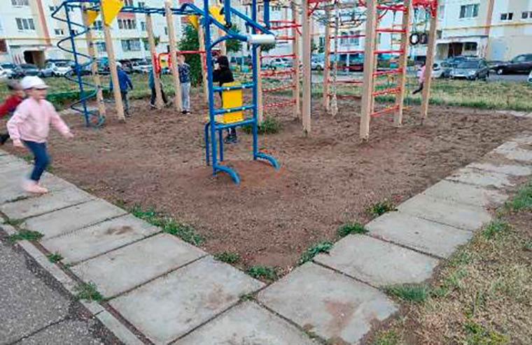 На одной из детских площадок в Нижнекамске торчат монтажные сваи