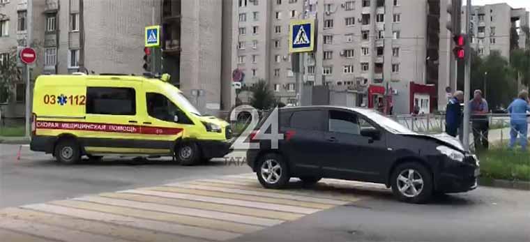 В Татарстане столкнулись карета скорой помощи и внедорожник
