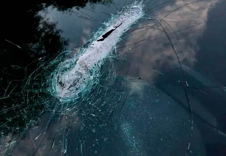 В Нижнекамске выпавшая из машины монтировка пробила стекло другого автомобиля и помяла крышу
