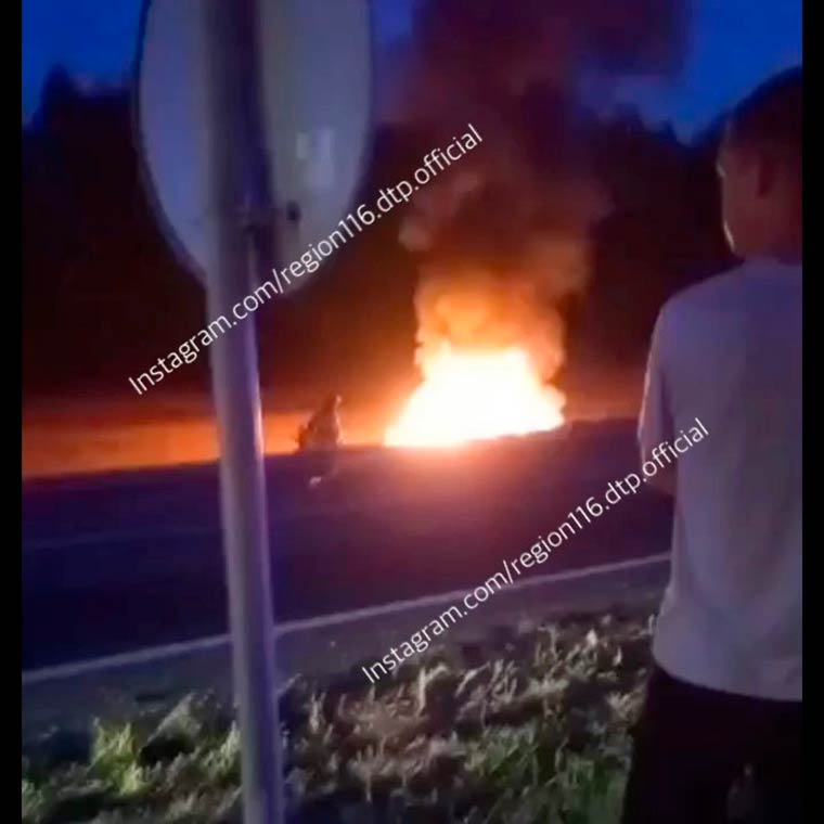 В Татарстане после аварии на трассе загорелся автомобиль