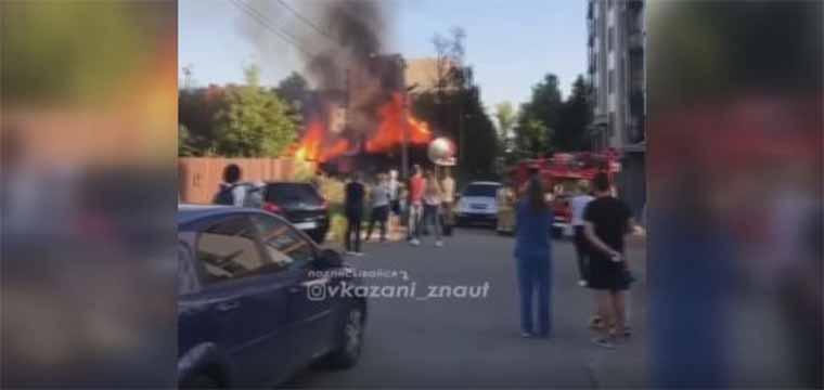 Один из домов в столице Татарстана охватило огнём