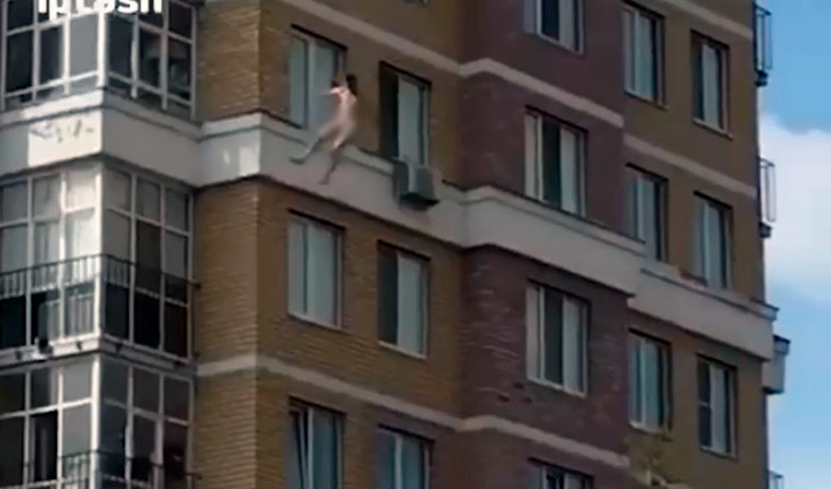 В Казани жители сняли на видео падающего с 15 этажа мужчину