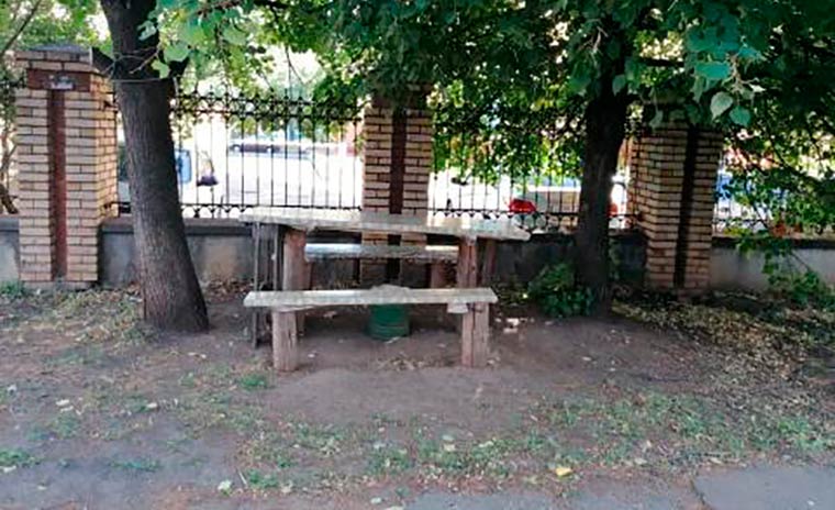 В одном из дворов Нижнекамска просят демонтировать самодельный стол и скамейки